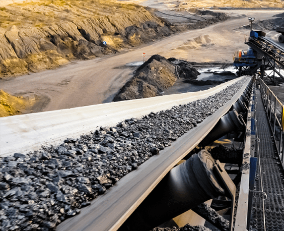 Černé uhlí na dopravním pásu